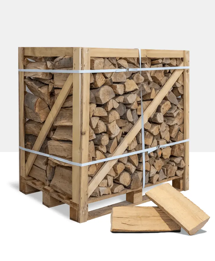 Eine Palette Buchenbrennholz mit Scheiten im Vordergrund